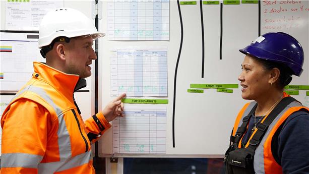 Collaborateurs-echange-centre-tri-Lons-Le-Saunier Employees discussion waste sorting center